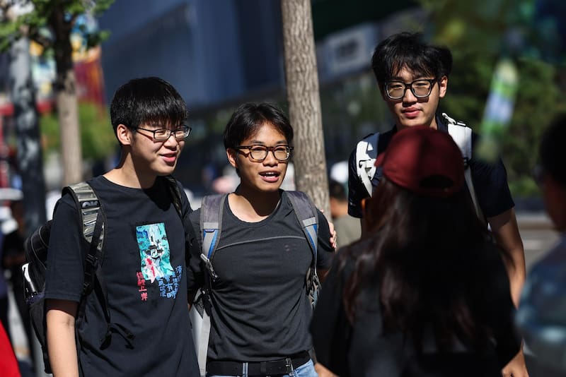 Estudiantes esperando a rendir el examen de acceso a la universidad en China, llamado 'gaokao'.