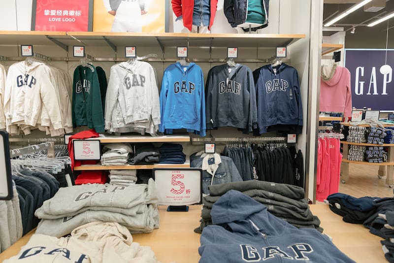 La cadena Carrefour decidió avanzar con una prueba comercial que incorpora prendas importadas de GAP, Old Navy y Banana Republic en algunas de sus tiendas argentinas. (Foto: Shutterstock)