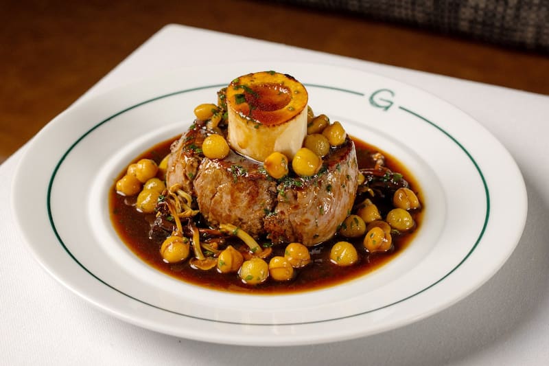 Ojo de bife y tuétano con salsa demi‑glace y cognac: una muestra contundente de los sabores del restaurante Garabato Bistro, en Buenos Aires. © covefoodphoto/Garabato Bistro