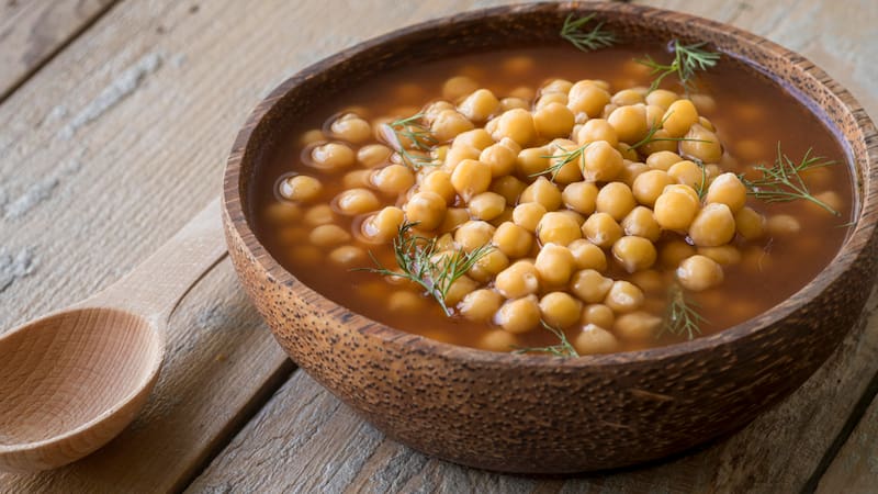 La OCU alerta sobre los riesgos de consumir garbanzos sin prepararlos adecuadamente. Cómo eliminar los componentes potencialmente peligrosos.