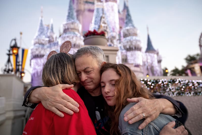 Gary Sinise durante los viajes de su fundación en el marco del Snowball Express a Disney.