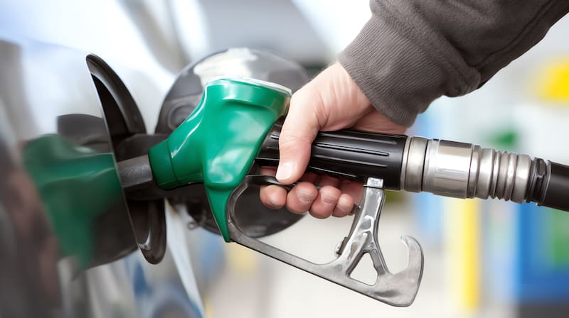 Hombre cargando gasolina
