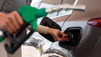 La gasolina aumentó más de 34% en un año y ya presiona a la inflación: la apuesta de Trump para que baje después de las elecciones