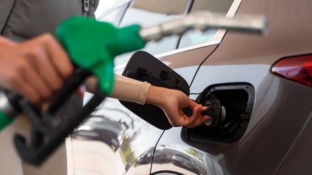 La gasolina aumentó más de 34% en un año y ya presiona a la inflación: la apuesta de Trump para que baje después de las elecciones