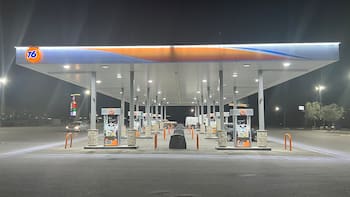 Mundos paralelos | Trump presume precio bajo de gasolina en Las Vegas, pero ‘hay otros datos’