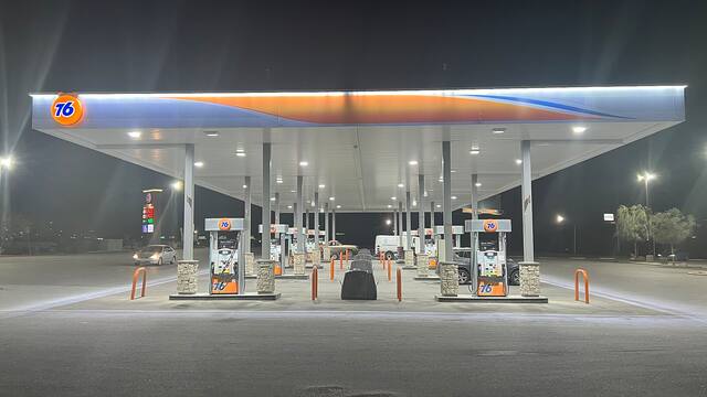 Mundos paralelos | Trump presume precio bajo de gasolina en Las Vegas, pero ‘hay otros datos’