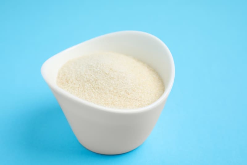 La gelatina sin sabor es altamente rica en aminoácidos, tiene un elevado porcentaje de proteína (más del 80%) y es apta para celiácos, diabéticos y dietas keto.