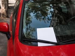 Encontrar un papel o cartón en el parabrisas del coche: qué significa y por qué es fundamental saber cómo actuar