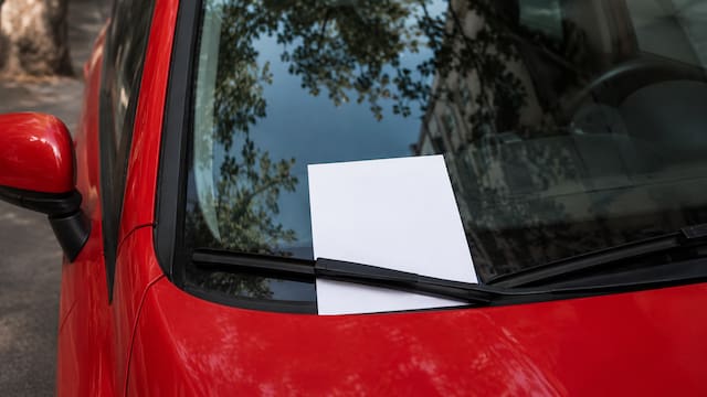 Encontrar un papel o cartón en el parabrisas del coche: qué significa y por qué es fundamental saber cómo actuar