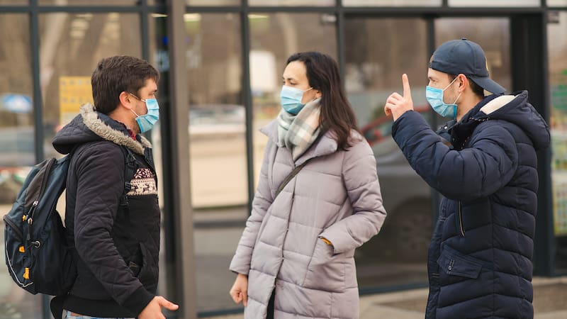 Personas con barbijo durante la temporada invernal