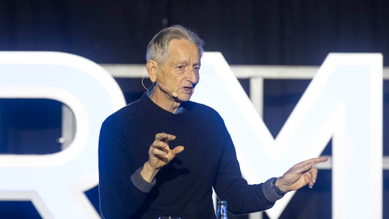 El científico computacional y cognitivo y psicólogo cognitivo británico Geoffrey Hinton durante la mesa redonda sobre "La búsqueda de la verdad" en la que participó este lunes en el VIII festival Starmus, que se celebra hasta el próximo día 22 de octubre en Tenerife.