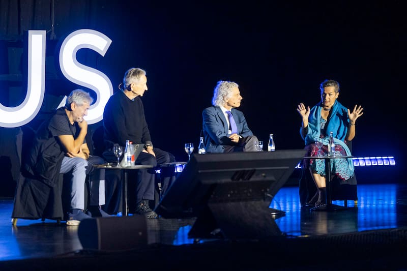 El científico computacional y cognitivo y psicólogo cognitivo británico Geoffrey Hinton (2i); el psicólogo experimental, científico cognitivo y escritor canadiense Steven Arthur Pinker (2d); y la antropóloga, economista y analista costarricense Karen Christiana Figueres Olsen (d).