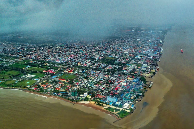 Vista de Georgetown desde el océano Atlántico (Fuente: Wikimedia Commons).