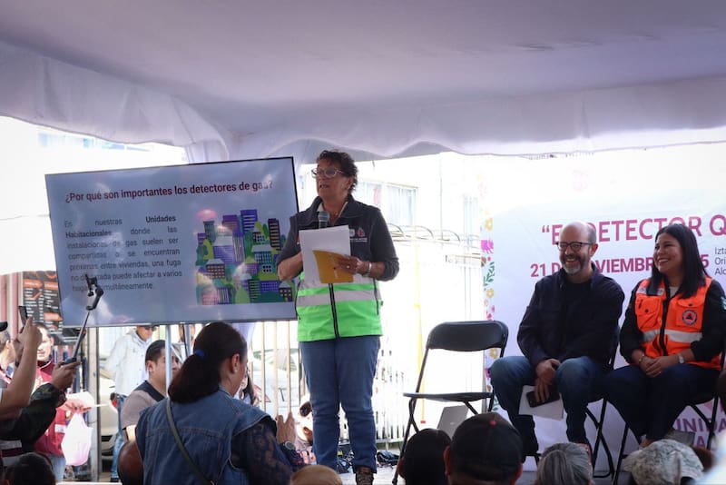 La entrega de estos dispositivos electrónicos estará acompañada de pláticas informativas para la prevención de riesgos y para la articulación de un plan familiar de respuesta a diversos siniestros.