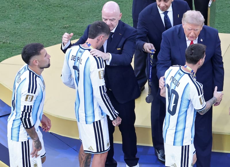 Gianni Infantino y Donald Trump entregan las medallas de plata a Rodrigo De Paul y Lionel Messi tras la final del Mundial 2026. Foto: EFE/EPA/Sarah Yenesel.