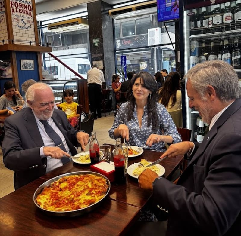 En la previa de las elecciones, García con Gil Lavedra y Figueredo en la pizzería Banchero