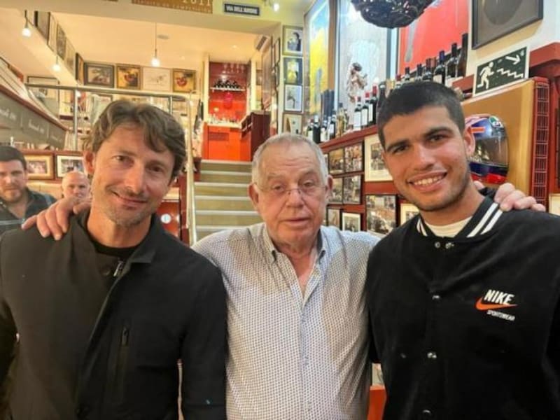 Giuliano Lombardo, uno de los propietarios, junto a Alcaraz y Ferrero en una de las visitas al Tramonti del tenista. (Fuente: BcnRestaurant)