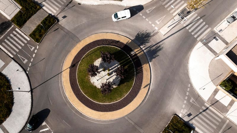 Esta intersección de dos o más vías permite que los vehículos circulen alrededor de la isleta central para continuar su recorrido o elegir alguna de las salidas disponibles de manera segura.