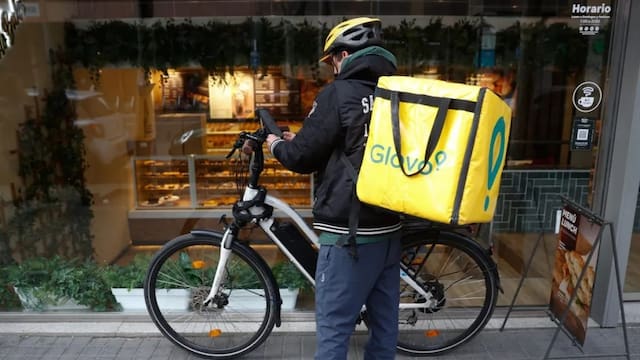 Por culpa del Gobierno | Glovo anuncia el despido masivo de 750 repartidores tras el cambio a un modelo asalariado: “creen que pueden chantajear al Ministerio”