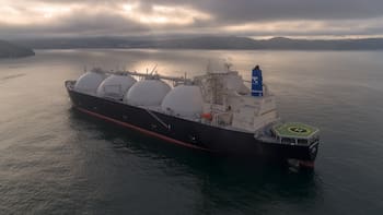 Un buque de GNL cruzó el estrecho de Ormuz por primera vez desde el inicio de la guerra: ¿qué pasa con las negociaciones?