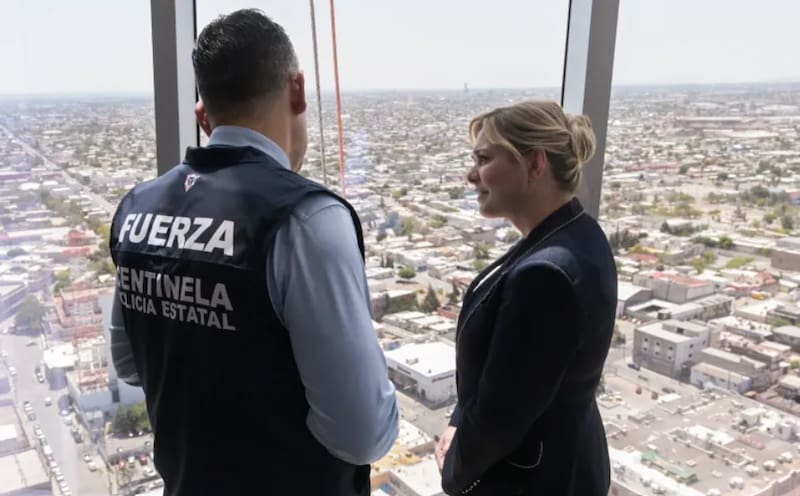 Maru Campos, gobernadora de Chihuahua, en el piso 18 de Torre Centinela, en Ciudad Juárez.
