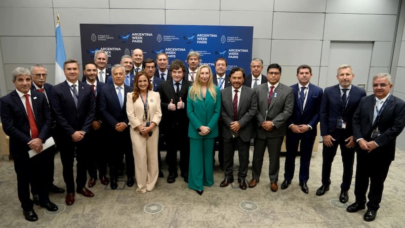 Fueron 13 los gobernadores que acompañaron a Javier Milei durante su último viaje a París.