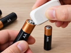 Frotar una goma de borrar a las pilas AA y AAA: para qué sirve y por qué lo recomiendan