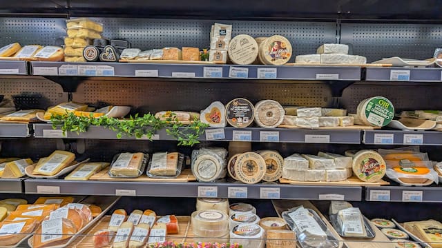 Ordenan retirar esta popular marca de quesos de todos los supermercados del país: es por contaminación de una bacteria