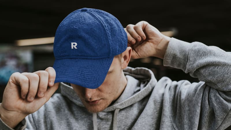 En contextos urbanos, la gorra acumuló además una carga simbólica vinculada a la resistencia cultural (Fuente: Archivo).
