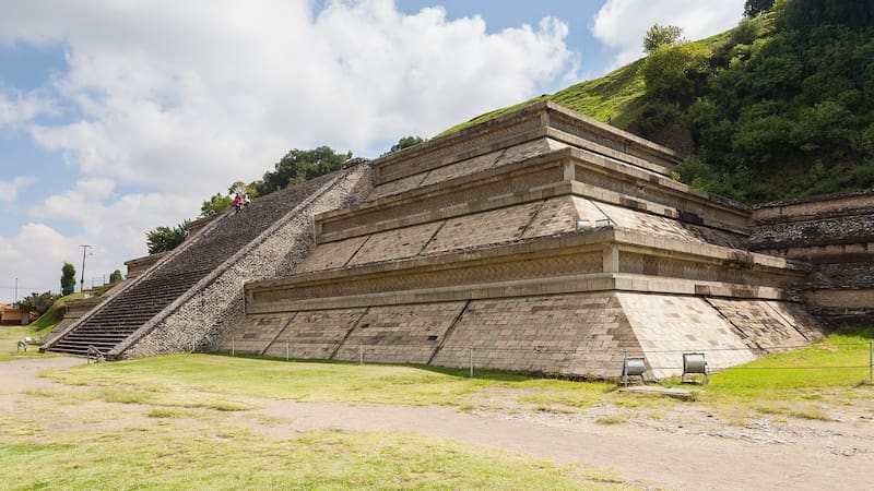 La Gran Pirámide de Cholula, en Puebla, destaca por su volumen de aproximadamente 4,45 millones de metros cúbicos.