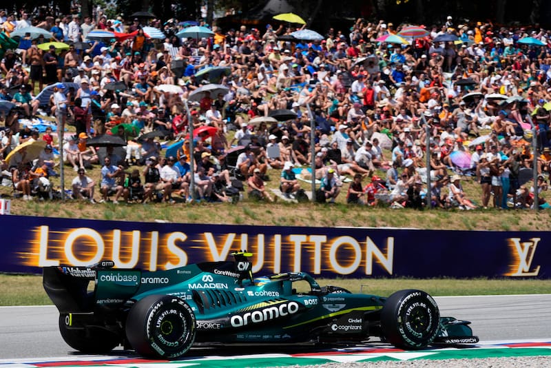 El piloto español de Aston Martin Fernando Alonso durante el Gran Premio de Barcelona-Cataluña de Fórmula 1, este domingo.