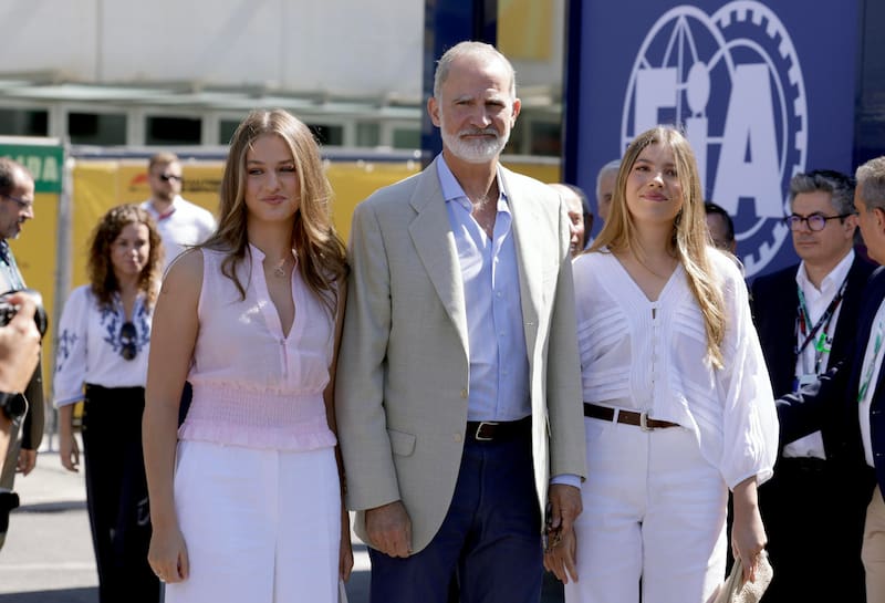 El rey Felipe VI, la princesa Leonor (i) y la infanta Sofía (d) a su llegada este domingo al Gran Premio de España de Fórmula Uno en el nuevo circuito de Madring en Madrid.