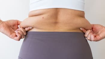 Ni correr ni caminar: el mejor ejercicio para eliminar los rollitos de grasa sin pisar el gimnasio