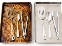 Ni vinagre ni bicarbonato: la mejor forma de quitar la grasa de las bandejas y las fuentes de cocina