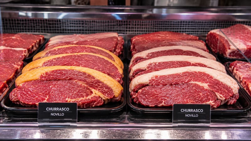 El color de la grasa de la carne se debe a la alimentación del novillo.