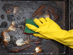 Ni bicarbonato ni vinagre: cómo eliminar fácil la grasa pegada al horno y las asaderas