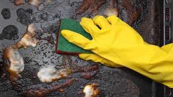 Ni bicarbonato ni vinagre: cómo eliminar fácil la grasa pegada al horno y las asaderas