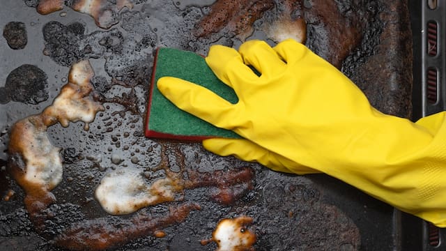 Ni bicarbonato ni vinagre: cómo eliminar fácil la grasa pegada al horno y las asaderas