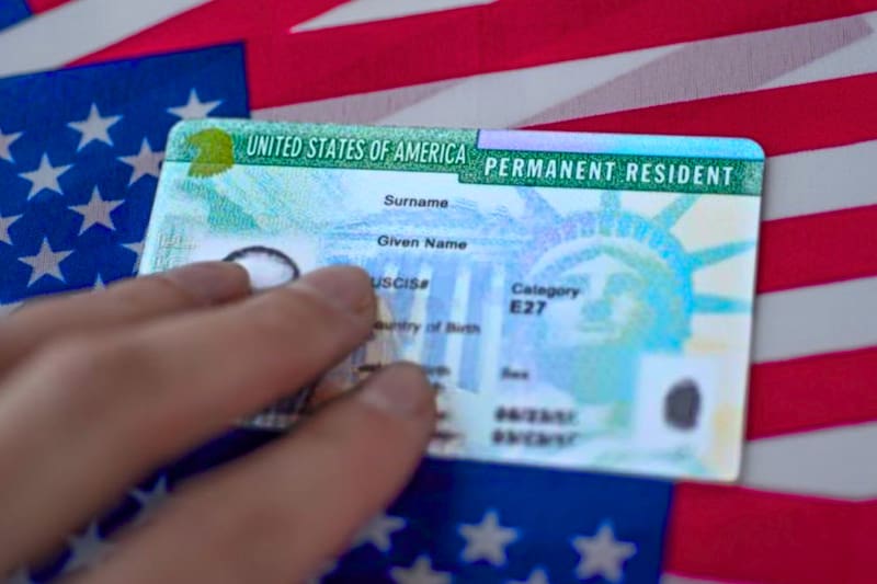 Los residentes permanentes legales no requieren gestionar una visa para retornar a Estados Unidos