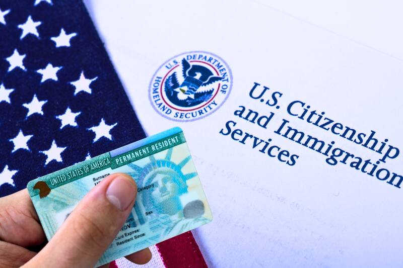 El Servicio de Ciudadanía e Inmigración (USCIS) advirtió que existen normas específicas que todo residente debe cumplir antes de abandonar el país. Fuente: Archivo.