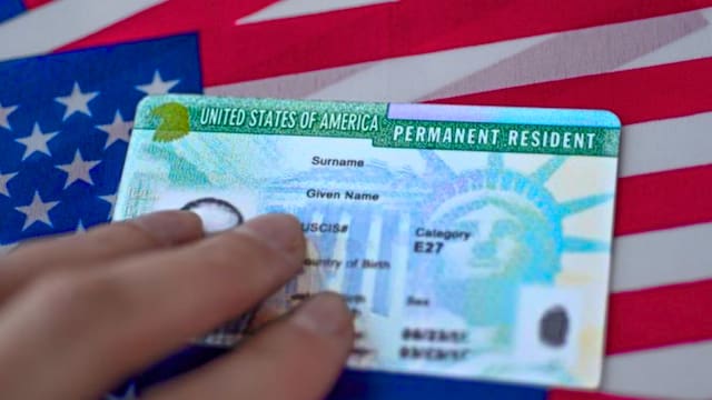 El cambio migratorio que todos esperaban: Estados Unidos habilita un camino directo a la green card para este grupo de trabajadores