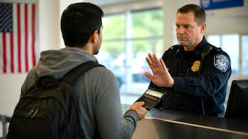 Medida confirmada | Estados Unidos le niega el ingreso a todos los extranjeros aunque tengan la Green Card si cometieron algún delito