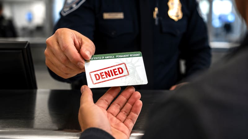 Estados Unidos le niega el ingreso a todos los extranjeros aunque tengan la Green Card si cometieron algún delito
