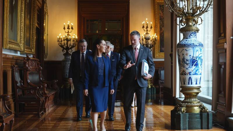 La presidenta Claudia Sheinbaum recibió al embajador comercial de Estados Unidos, Jamieson Greer, en Palacio Nacional durante la tercera revisión formal del TMEC.
