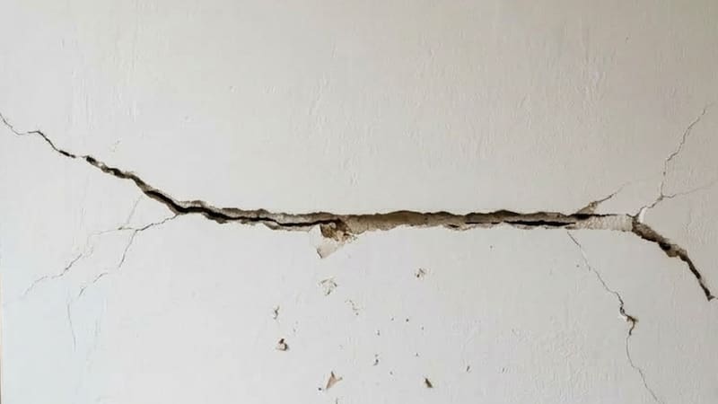 Un albañil enseña cómo reparar una grieta en la pared con una técnica fácil sin picar el revoque.