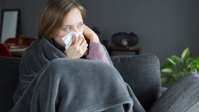 Un médico explica por qué nos enfermamos más en invierno: “El riesgo crece cuando coinciden baja ventilación, espacios concurridos y personas con síntomas”