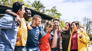 Confirmado por la ciencia | Revelan a qué edad exacta encontraremos la felicidad