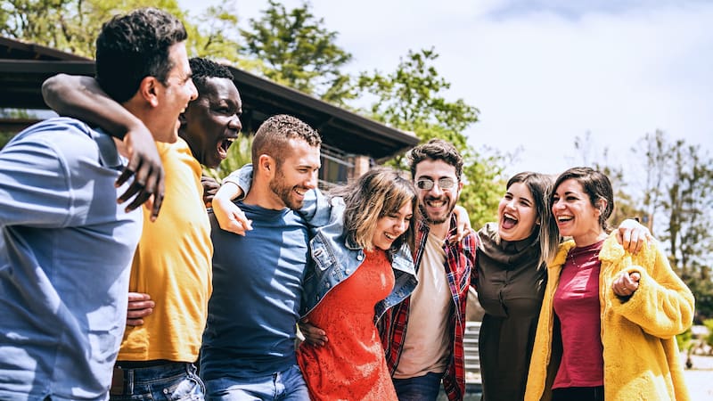 Un estudio de Andrew Oswald y David Blanchflower analiza cómo evoluciona la felicidad con la edad y revela en qué momento de la vida se alcanza su punto más alto.