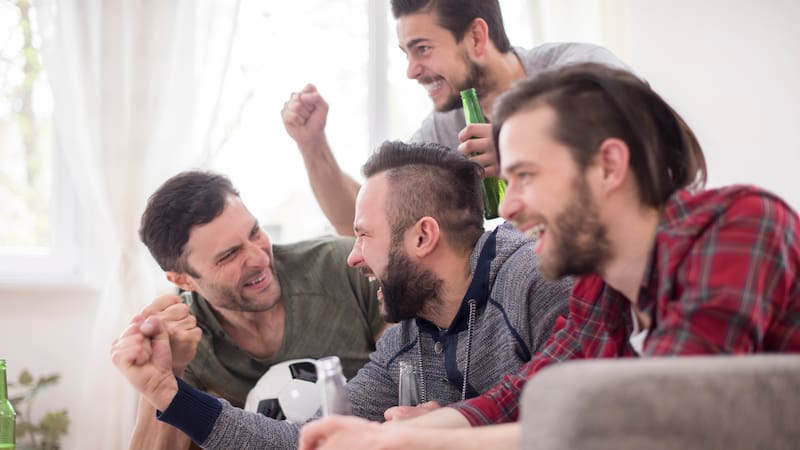 Grupo de amigos mirando un partido de fútbol