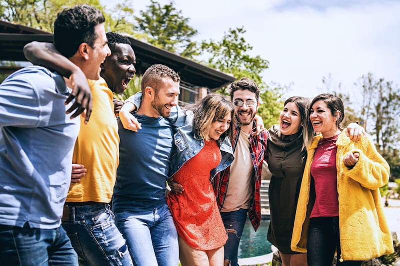 Según Sócrates, la amistad verdadera se construye en el día a día y no solo en momentos de necesidad.